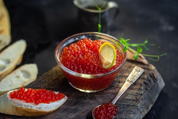 Caviar rouge sur fond sombre Sandwichs au caviar