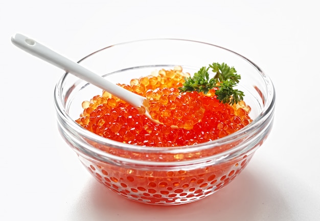 Caviar rouge et granuleux d'espèces de poissons de valeur