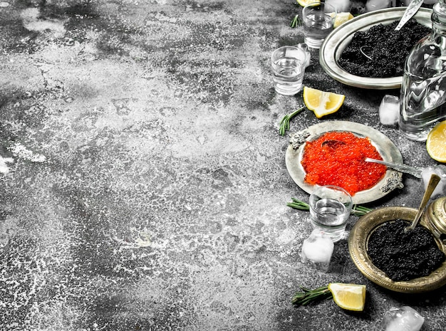 Caviar rouge et noir au citron. Sur fond rustique.