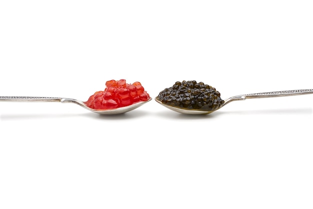 Caviar rouge et noir sur deux cuillères