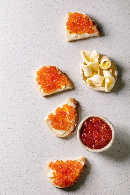 Caviar rouge avec pain et beurre