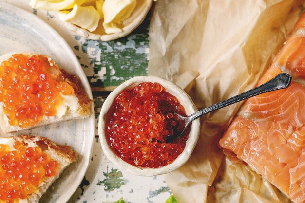 Caviar rouge avec pain et beurre