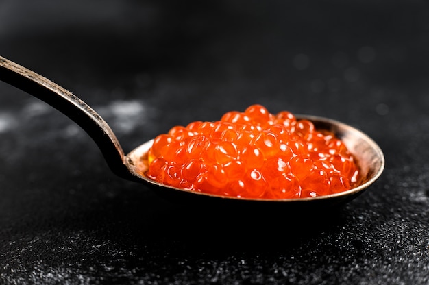 Caviar rouge saumon dans une cuillère exquise. Vue de dessus