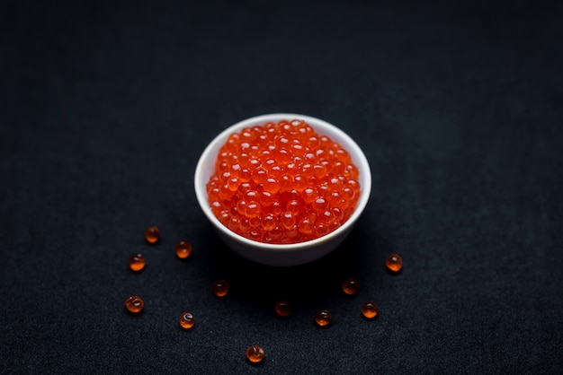 Caviar rouge sur une surface noire