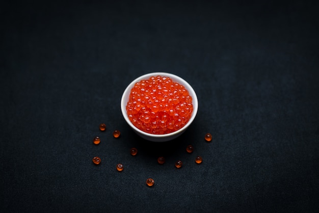 Caviar rouge sur une surface noire