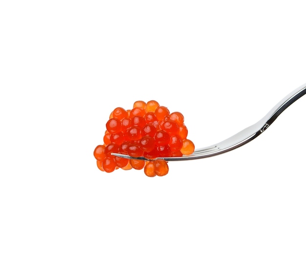 Caviar de saumon kéta rouge à grains frais en fourche métallique sur blanc