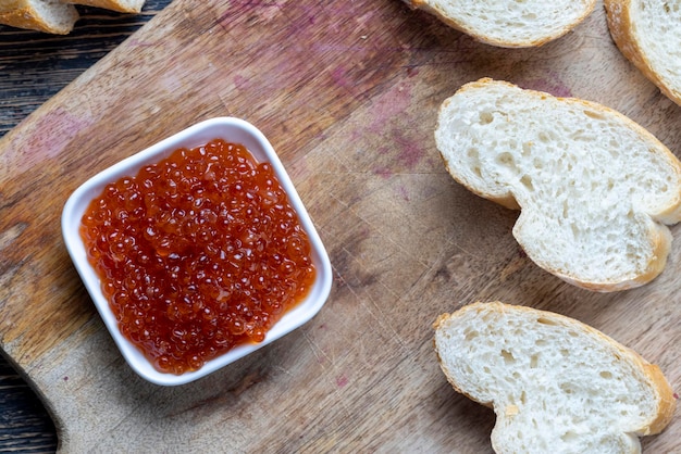 Caviar de saumon rouge ou de truite avec baguette blanche et beurre