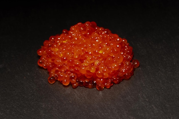 Caviar de truite rouge sur fond noir