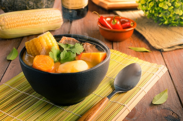 Cazuela - Cuisine traditionnelle chilienne - Soupe de légumes à la viande