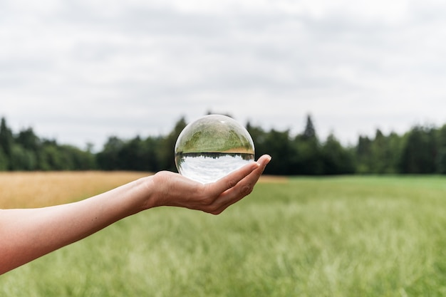 Cball dans la nature avec une belle prairie verte et champ de blé doré reflétant dans la sphère