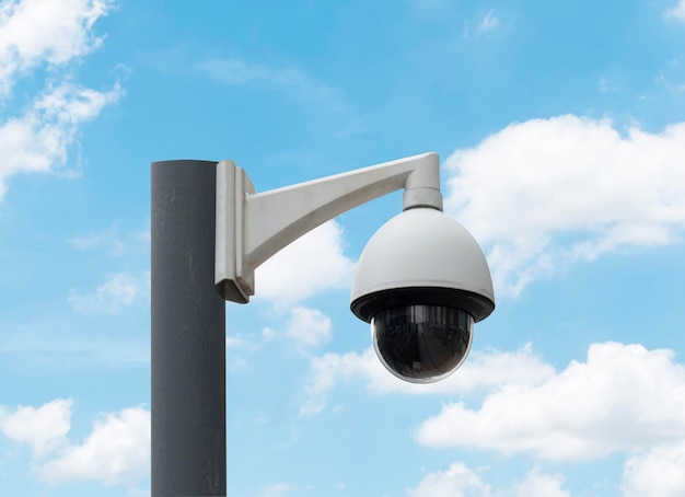 CCTV blanc extérieur sur poteau avec fond de ciel bleu et espace de copie