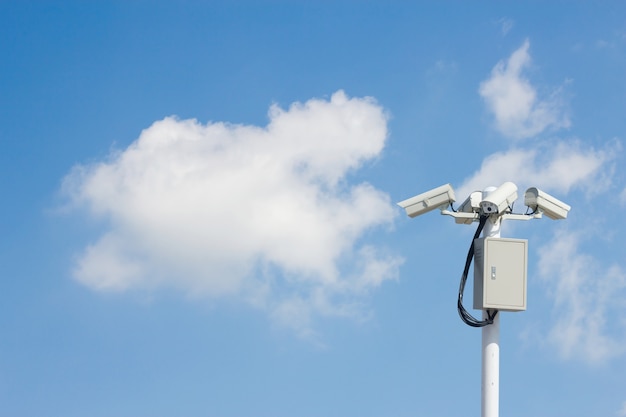 Photo cctv avec un ciel bleu