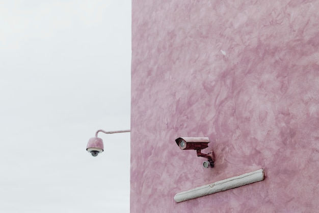 CCTV sur un mur rose