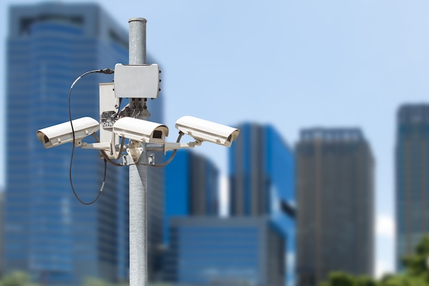 CCTV pilier avec le bâtiment dans le fond de la ville utilisé pour le concept de sécurité