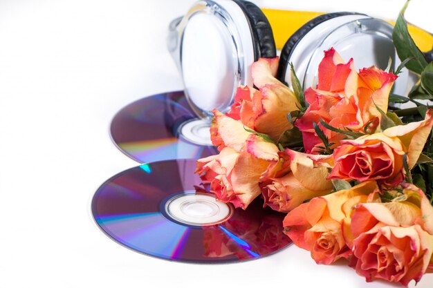 Cd, écouteurs Et Roses Sur Blanc