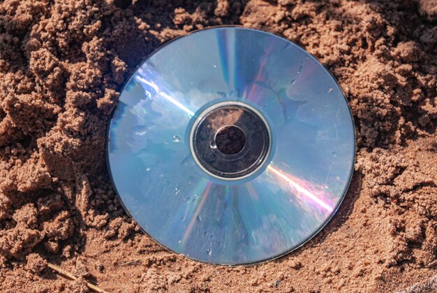 Le CD est couché dans le sable