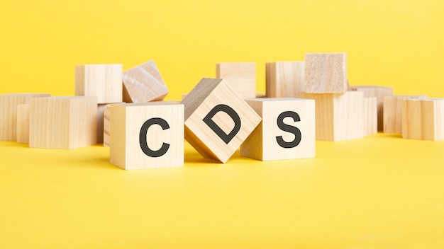 CDS Credit Default Swap concept trois blocs de bois avec lettre