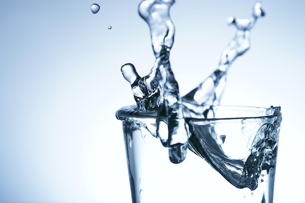 Ceci est une image d'eau dispersée dans un verre de glace