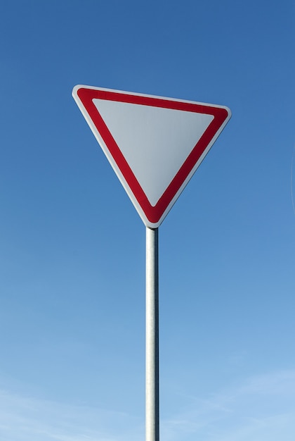 Cédez le chemin signe sur fond de ciel bleu