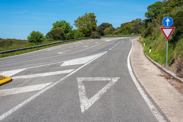 Cédez le passage sur l'asphalte sur une route de campagne