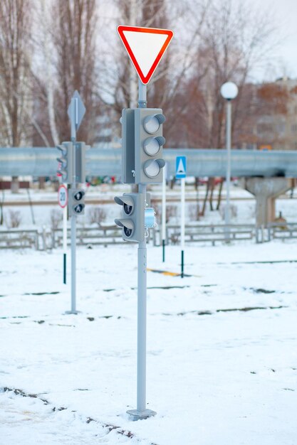 Cédez le passage à niveau à l'aire de jeux pour enfants en hiver