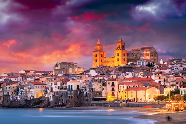 Photo cefalu, en italie, au crépuscule