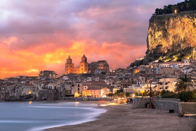 Photo cefalu sicile italie sur la mer tyrrhénienne au crépuscule