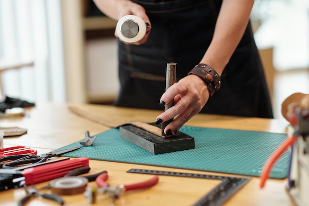 Ceinture en cuir d'estampage de femme