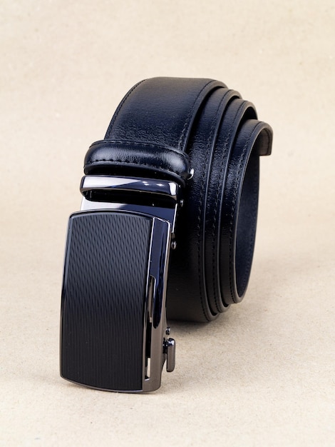 Une ceinture en cuir avec un fermoir repose parfaitement sur la table