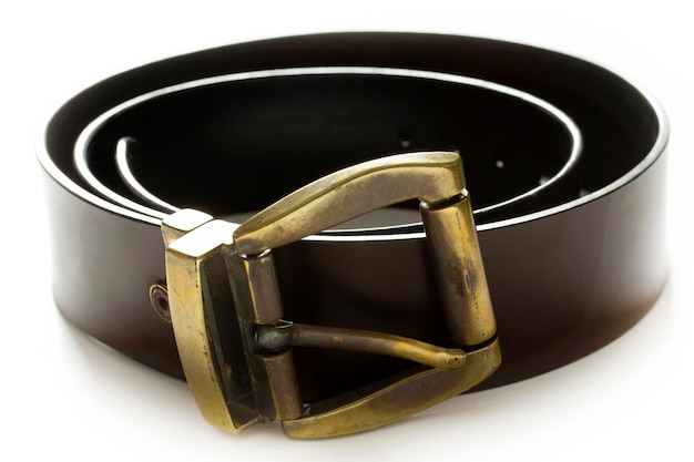 Ceinture en cuir sur fond blanc