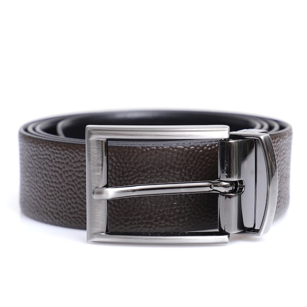 Ceinture en cuir isolé sur fond blanc