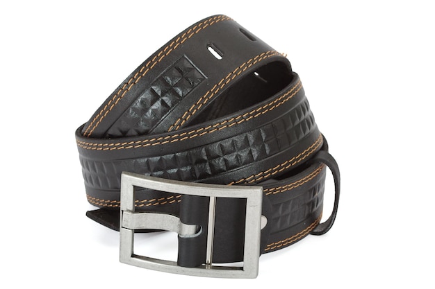 Ceinture en cuir isolée sur fond blanc