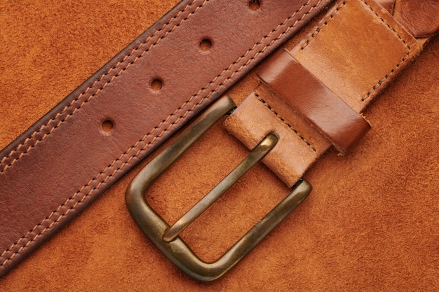 Ceinture en cuir marron avec boucle bronze sur peau de chamois