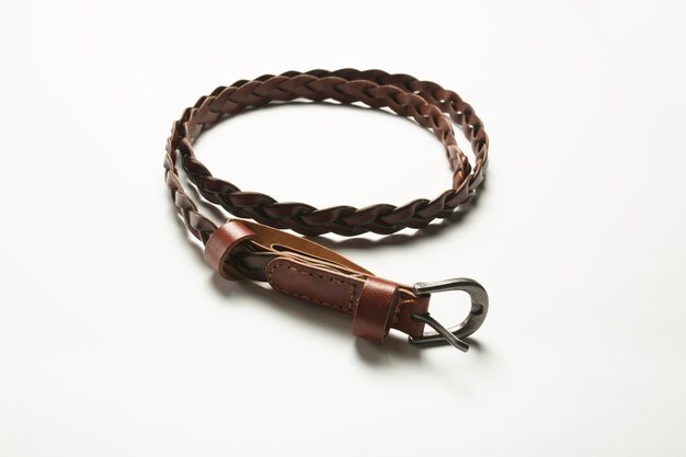 Ceinture en cuir marron isolé sur fond blanc