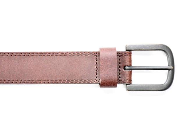 Ceinture en cuir marron isolé en fond blanc