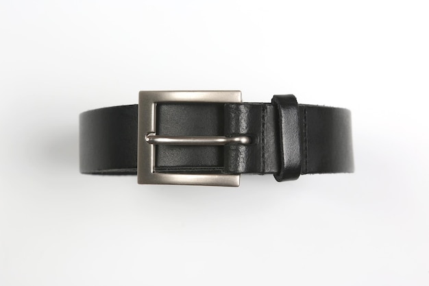 Ceinture en cuir noir sur fond blanc