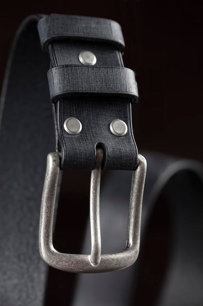 Ceinture en cuir noir sur fond sombre Produits en cuir