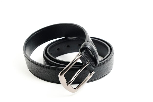 Photo ceinture en cuir noire pour hommes avec plaque métallique isolée sur fond blanc