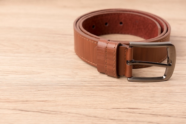 Ceinture en cuir pour hommes sur la table en bois