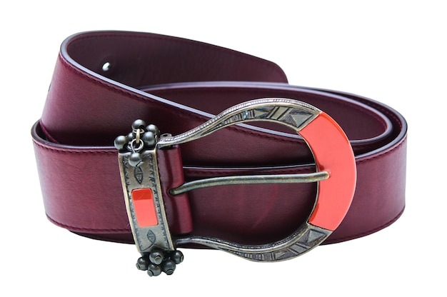 Photo ceinture en cuir pour pantalon avec une boucle en métal isolée sur un gros plan de fond blanc