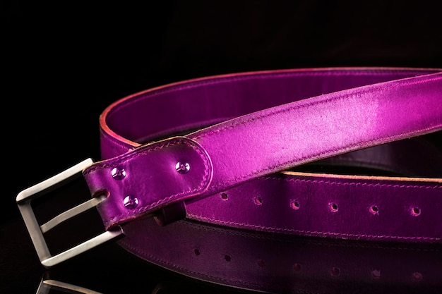 Ceinture en cuir rose sur fond noir