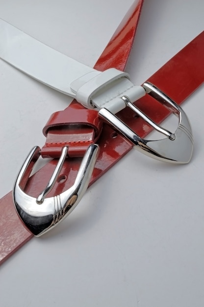 Ceinture femme rouge et blanche avec plaque chromée.