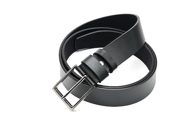 Ceinture noire avec une attache métallique sur un blanc isolé