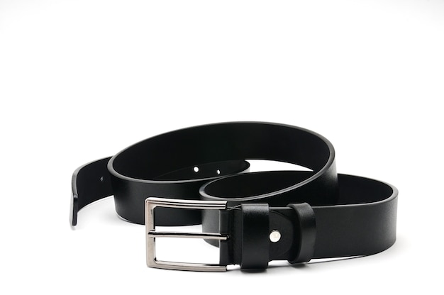 Ceinture noire avec une attache métallique sur un blanc isolé