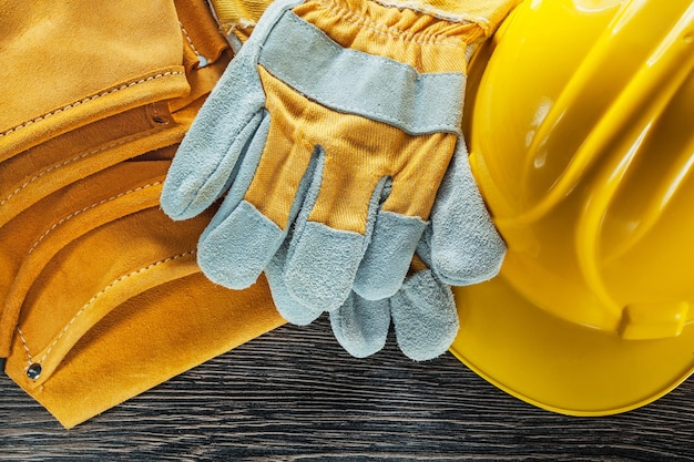 Ceinture à outils en cuir casque paire de gants de sécurité sur planche de bois