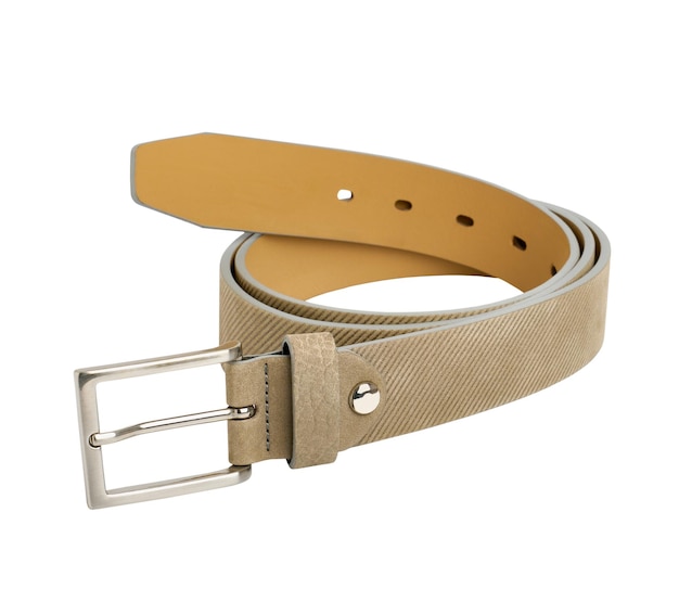 Ceinture texturée en cuir beige isolé sur fond blanc