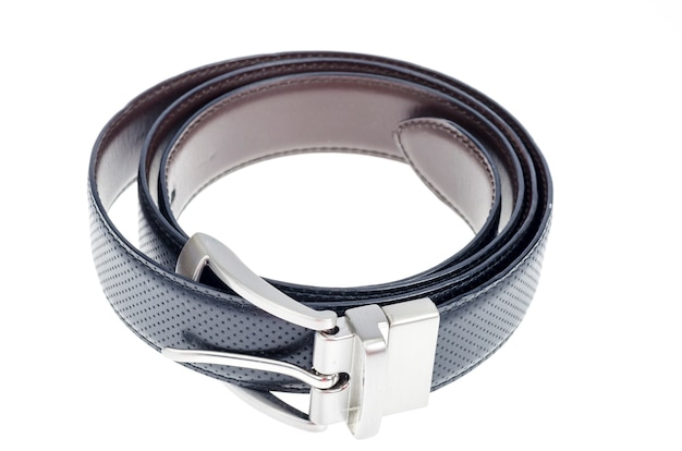 Ceinture torsadée en cuir noir isolé sur blanc