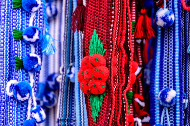 Les ceintures ukrainiennes colorées sont décorées de broderies sur une vitrine