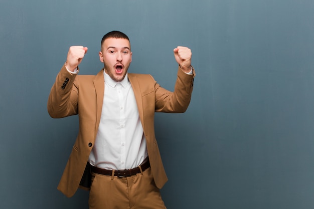 célébrant un succès incroyable comme un gagnant, l'air excité et heureux en disant: prenez ça!