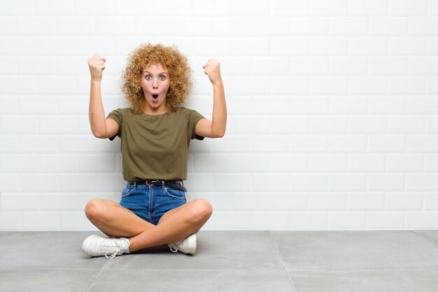 célébrant un succès incroyable comme un gagnant, l'air excité et heureux en disant: prenez ça!